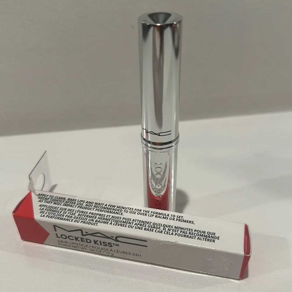 MAC LOCKED KISS GUSTY RED (81) 24 HR LIPSTICK. FULL SIZE